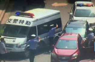 长沙一男子驾越野车 先撞警察再撞10辆车逃逸