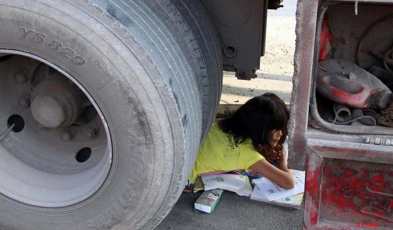 河南安阳11岁女孩被卷入车轮下 镇静等待营救