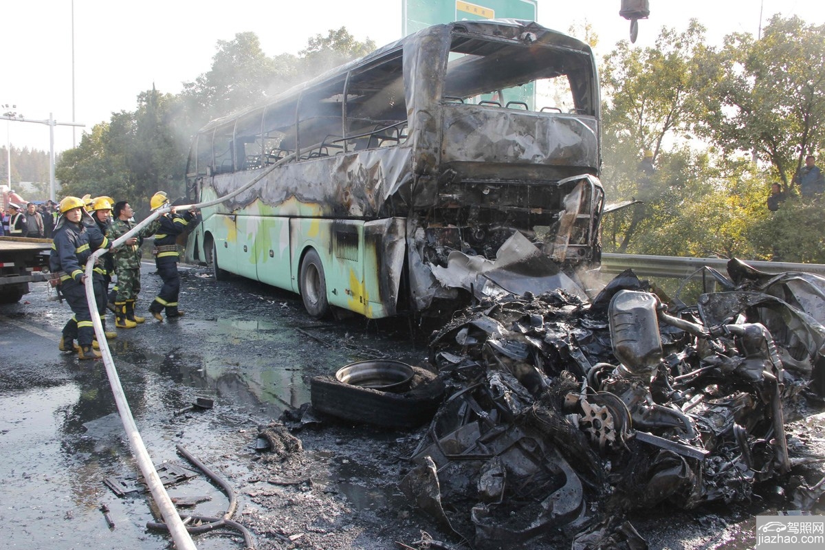 桂林警方通报大巴车被限高杆削顶：致1死6伤，司机已被控制_凤凰网视频_凤凰网