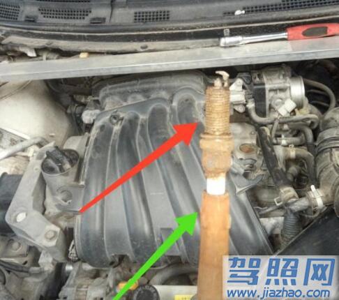 火花塞会生锈吗看着锈蚀异常的火花塞，老修理汽车师傅困惑了！
