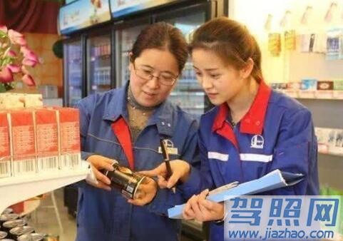 油箱加满伤车这4种自觉得爱车的行为，实则最伤车，你占几条