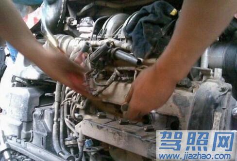 汽车保养方法：车开1万公里后，只须清理一下这2处，油耗能降低一半_驾驶证网