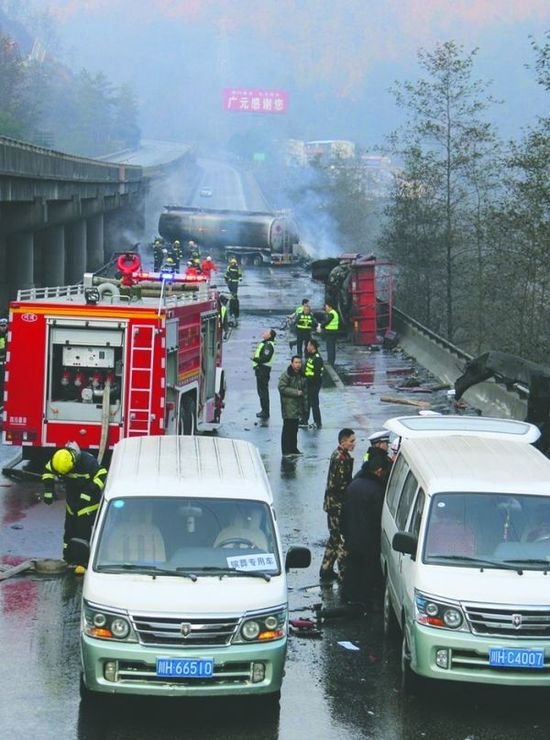 广元高速车祸 大货车断成两截罐车火光冲天