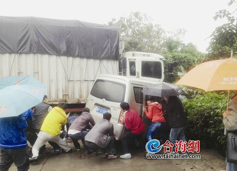 漳州江东桥车祸 冬雨中众人上演生死营救