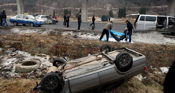 大连旅顺南路惨烈车祸 捷达被撞下沟司机死亡