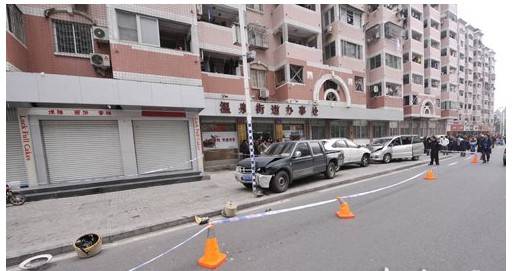 福州玉泉路轿车失去控制连撞两人 驾驶员疑犯病死亡