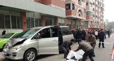 福州玉泉路轿车失去控制连撞两人 驾驶员疑犯病死亡