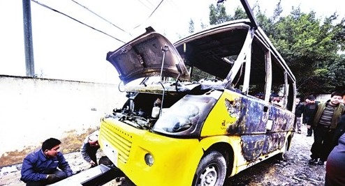 福州仓山区盖山镇首山村双湖路一公交车自燃 未导致职员伤亡