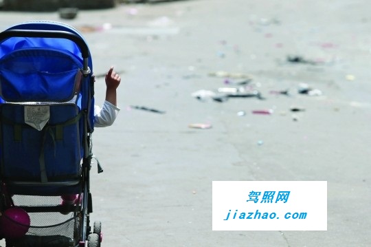 深圳龙岗车祸 环卫货车撞飞1岁男宝宝
