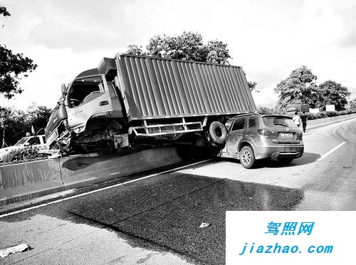 海南G98高速路车祸 商务车追库存车致2人受伤