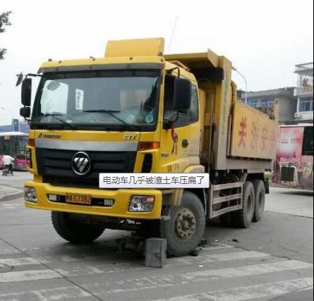 福州秀峰路发生一块渣土车撞电动车车祸
