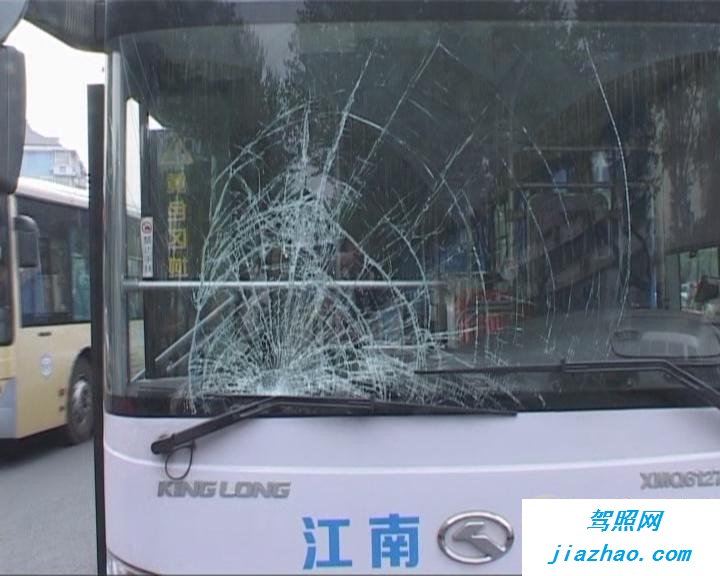 南京中山北路车祸 公交车撞飞自行车