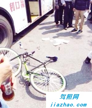厦门湖滨中路车祸 32路公交车撞自行车致1人重伤