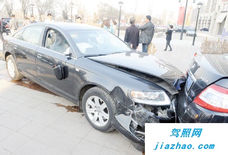 吉林滨江东路车祸 疯狂奥迪撞伤老人