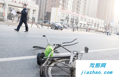 吉林滨江东路车祸 疯狂奥迪撞伤老人