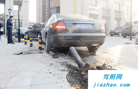 吉林滨江东路车祸 疯狂奥迪撞伤老人