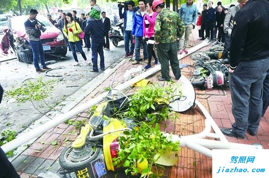 长沙人民路车祸 肇事汽车撞人后闯红灯撞护栏撞灯杆