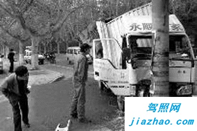 安庆大庆路车祸 货车撞水泥杆致3人受伤