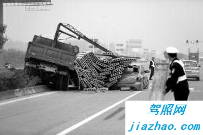 西安西太路车祸 货车刹车不及撞上绿化带