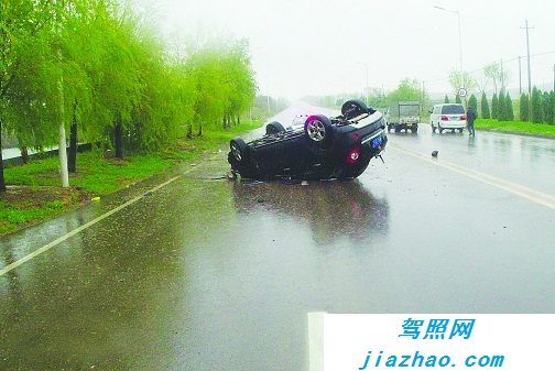 山东威海石岛管理区车祸 越野车翻车