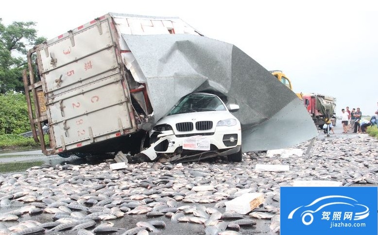 海口绕城高速车祸 货车压扁宝马车