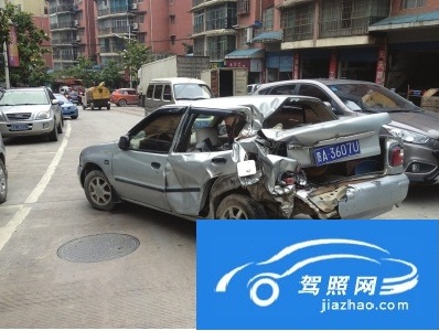 乌当区龙广路发生逃逸车祸