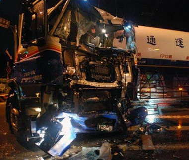 台湾高雄两车对撞 1死18伤