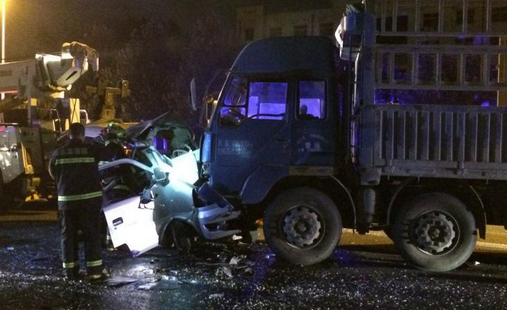 哈尔滨机场路两车相撞致8人死亡