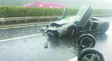 沈海高速一豪车雨中狂奔出车祸