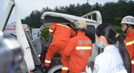 绵广高速两货车追尾致一死一伤