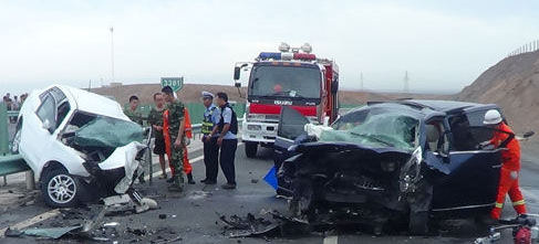 新疆高速一轿车逆行发生车祸致5人死亡