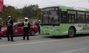 广州一男子因走路太累偷公交一路狂飙