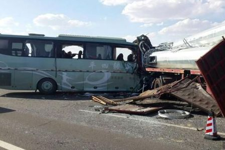 甘肃境内发生惨烈车祸致13人死亡