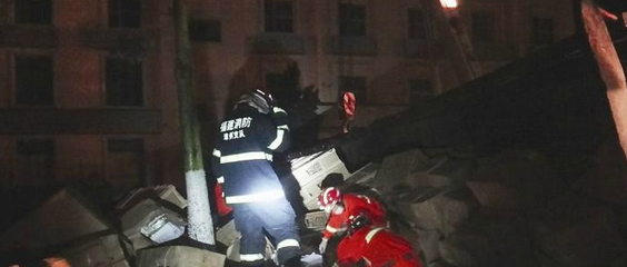 漳浦车祸5人飞出车外