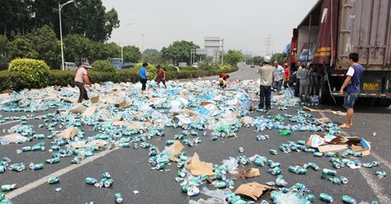 晋江一货车10吨饮料散落遭路人狂抢