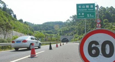 四川乐自高速40天发生12起车祸