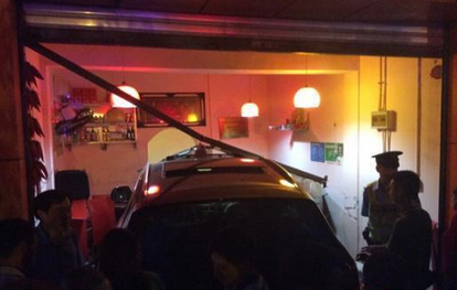 绵阳一奥迪女司机开车闯进火锅店
