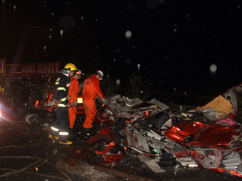 绵广高速两货车追尾致2人当场死亡