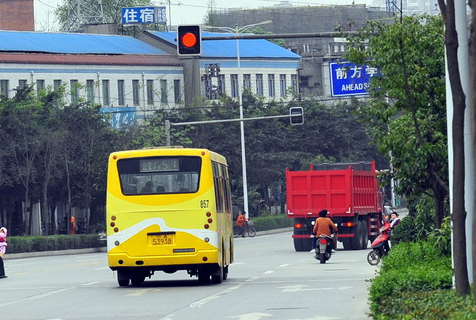 宁波公交司机路遇车祸现场连闯三红灯