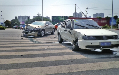 杭州一家8口探亲归来出车祸