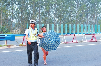 司机高速因停车看女子裸奔险酿车祸