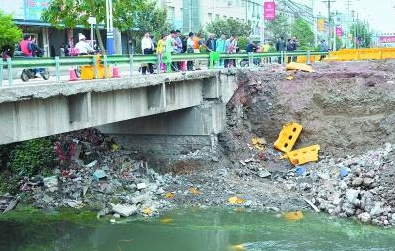 红卫桥车祸3死5伤 一老人深夜奋力营救