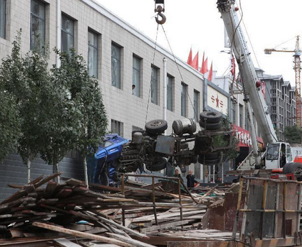 张家口一大货车失去控制猛撞公交站台