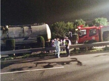 温州永嘉超载水泥车猛撞12车致3人死亡