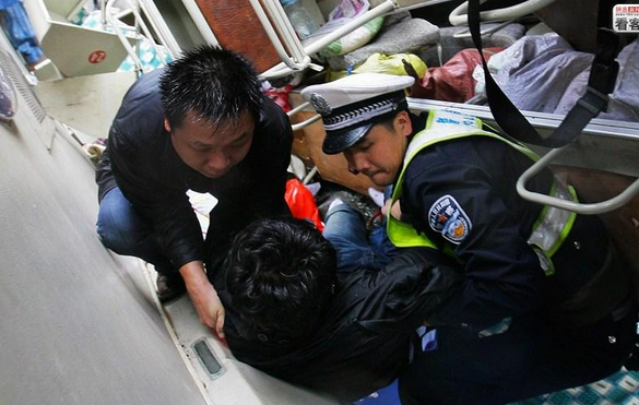青藏公路三客车追尾致20人受伤