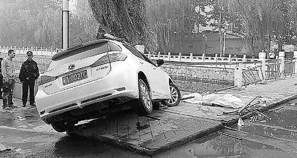 石家庄一老人被豪车撞进河中死亡