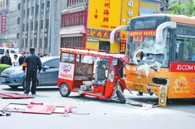 万宁火车站一公交车连撞4辆三轮车