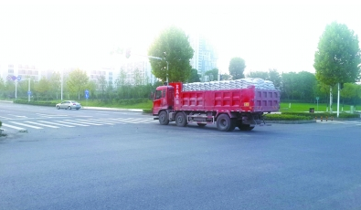 东湖高新一路口一小时内22辆汽车闯红灯