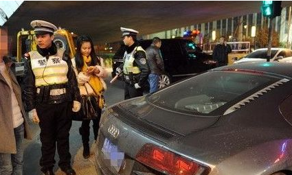佳木斯两交警酒后驾驶豪车撞死2人