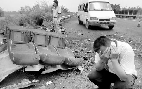浏东公路惨烈车祸致一人当场死亡